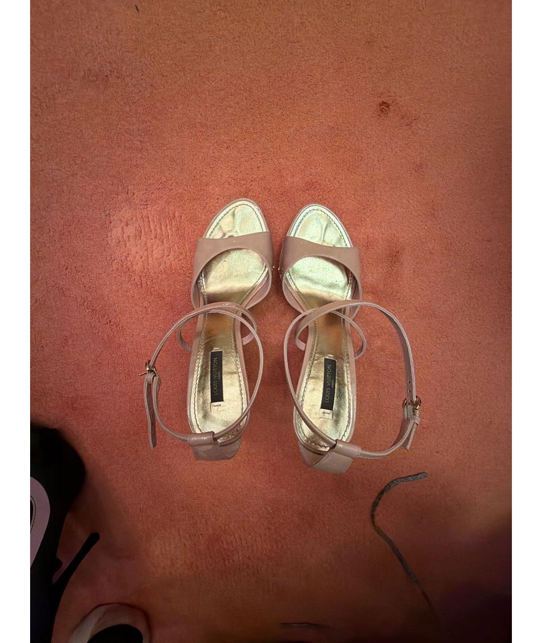 LOUIS VUITTON Бежевые босоножки из лакированной кожи, фото 3