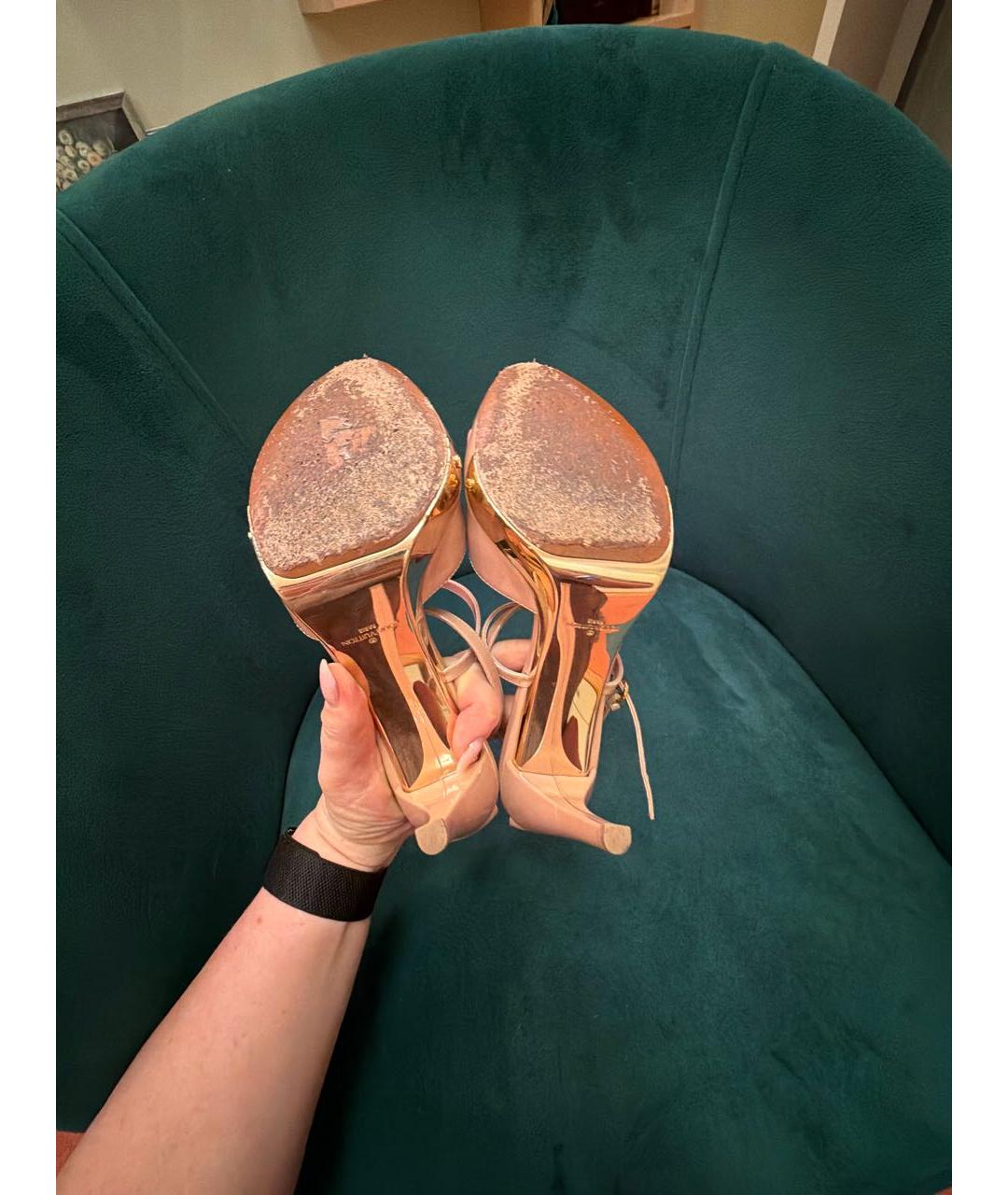 LOUIS VUITTON Бежевые босоножки из лакированной кожи, фото 6