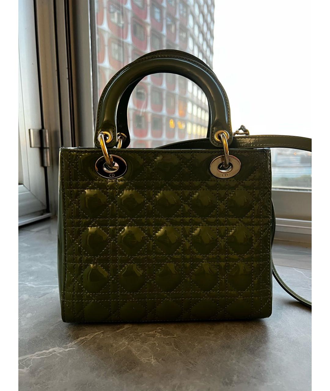 CHRISTIAN DIOR Зеленая сумка с короткими ручками из лакированной кожи, фото 2