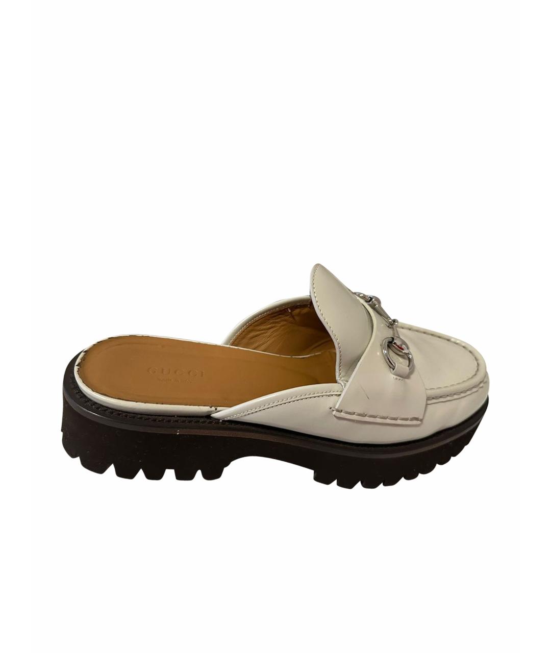 GUCCI Белые мюли из лакированной кожи, фото 1