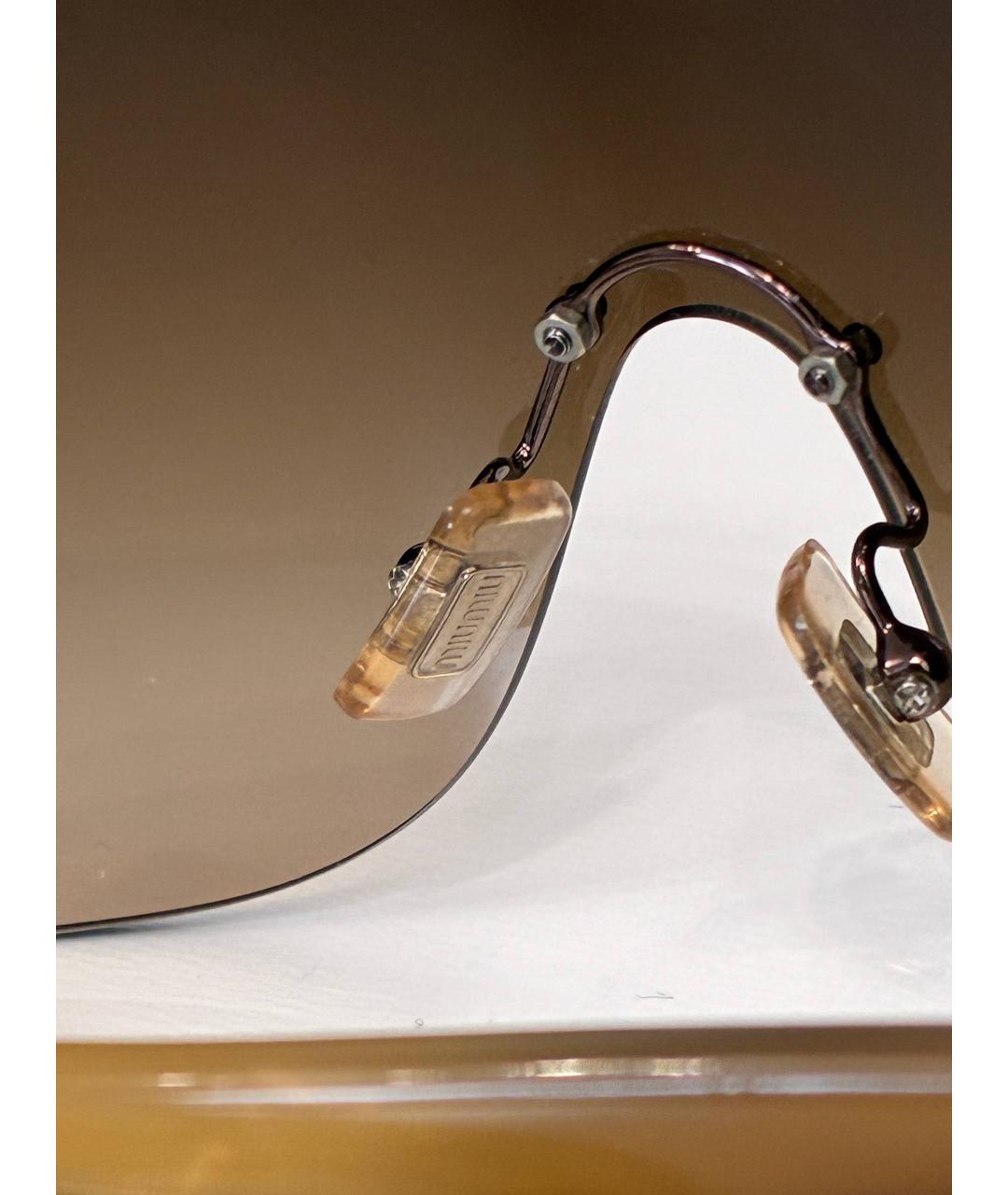 MIU MIU Бежевые пластиковые солнцезащитные очки, фото 8