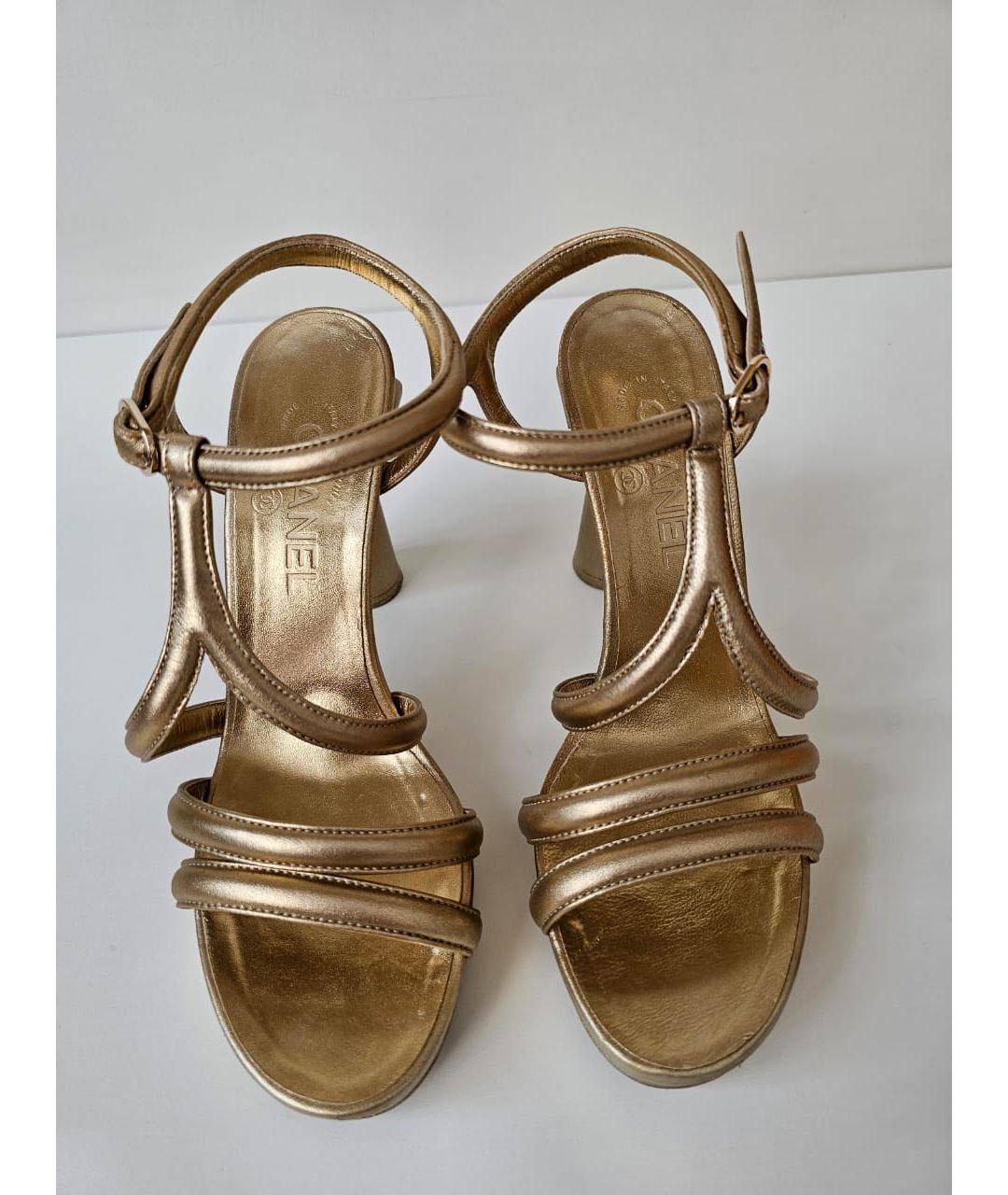 CHANEL Золотые кожаные босоножки, фото 2