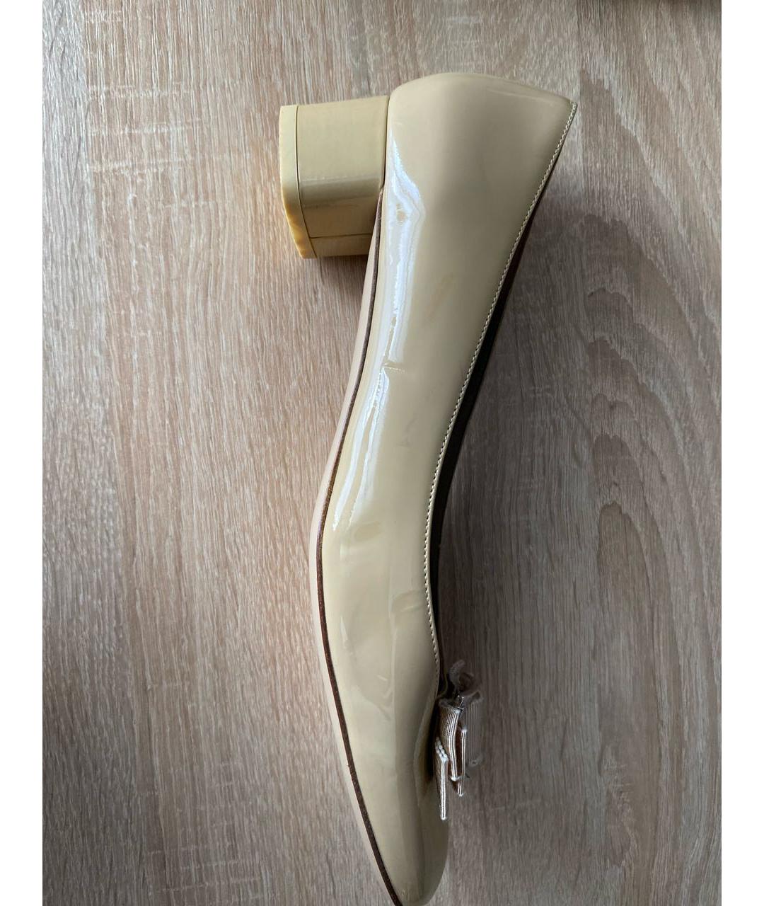 FERRAGAMO Бежевые туфли из лакированной кожи, фото 6