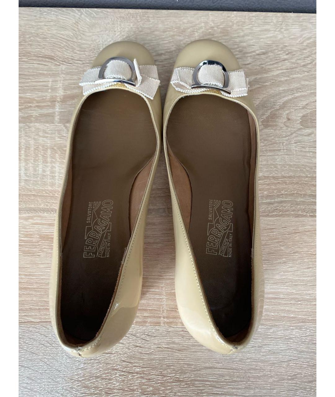 FERRAGAMO Бежевые туфли из лакированной кожи, фото 3