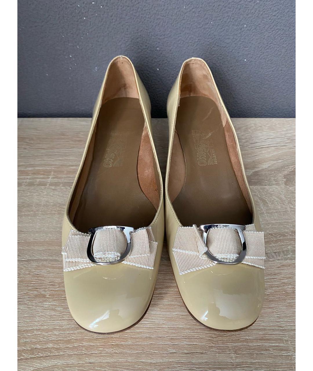 FERRAGAMO Бежевые туфли из лакированной кожи, фото 2