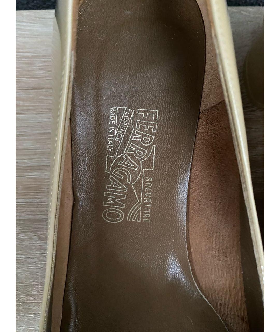 FERRAGAMO Бежевые туфли из лакированной кожи, фото 5