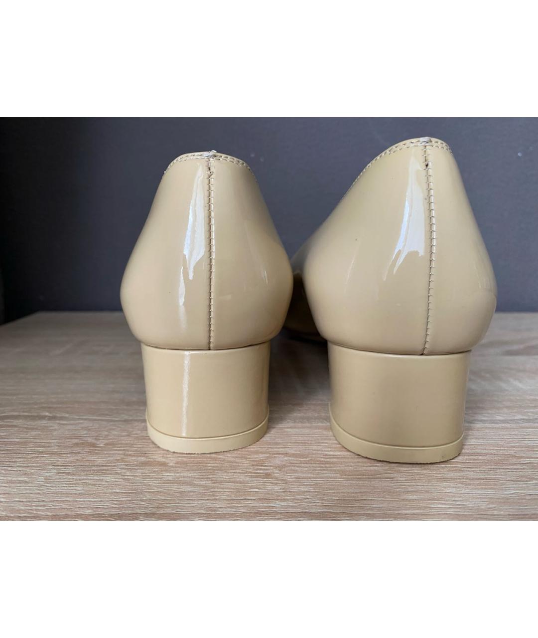 FERRAGAMO Бежевые туфли из лакированной кожи, фото 4