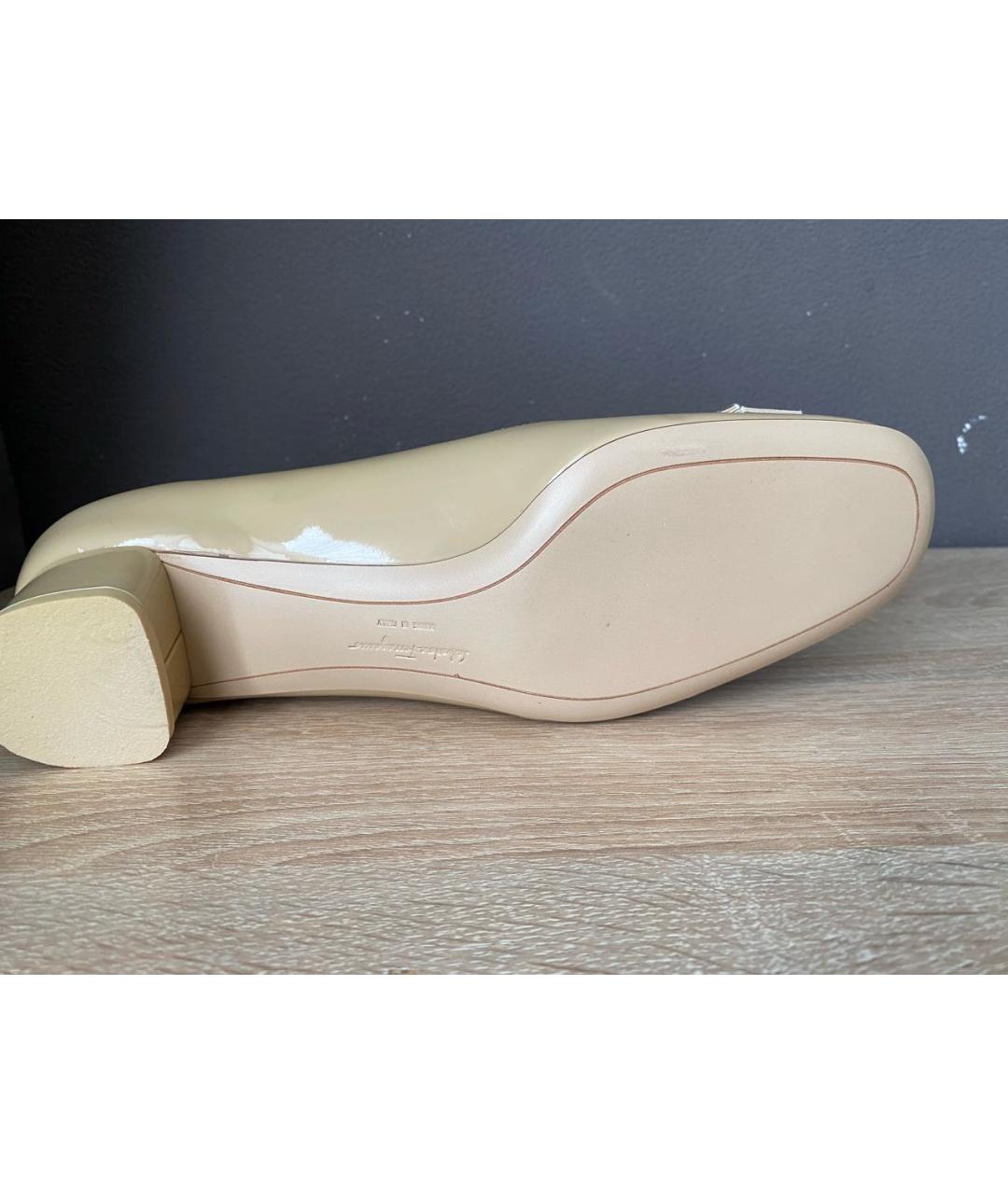 FERRAGAMO Бежевые туфли из лакированной кожи, фото 7