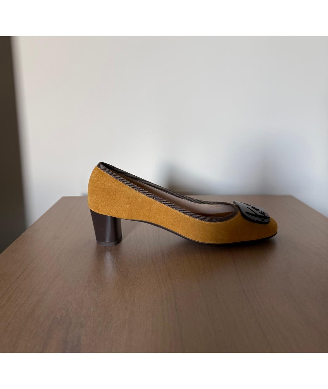 FERRAGAMO Желтые замшевые лодочки на низком каблуке, фото 8