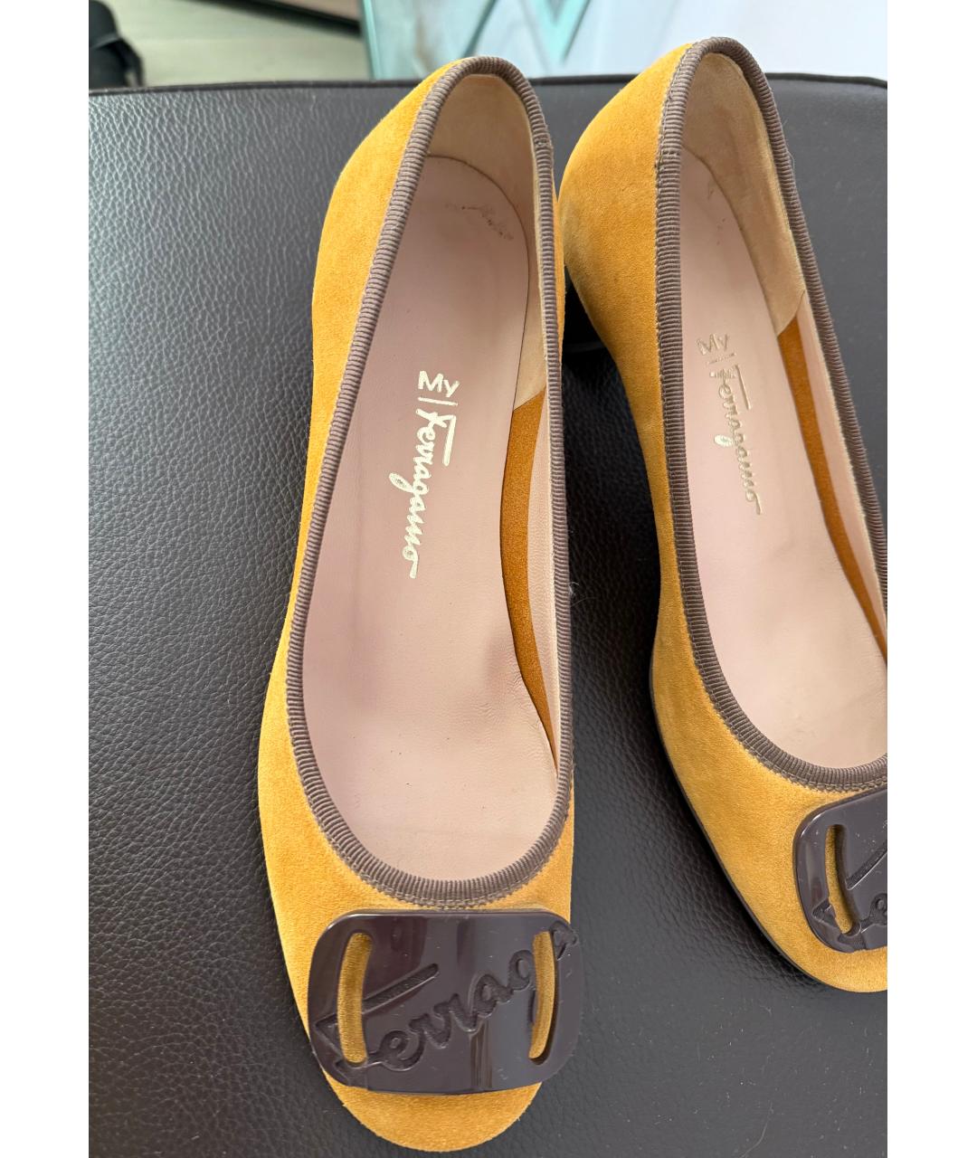 FERRAGAMO Желтые замшевые лодочки на низком каблуке, фото 7