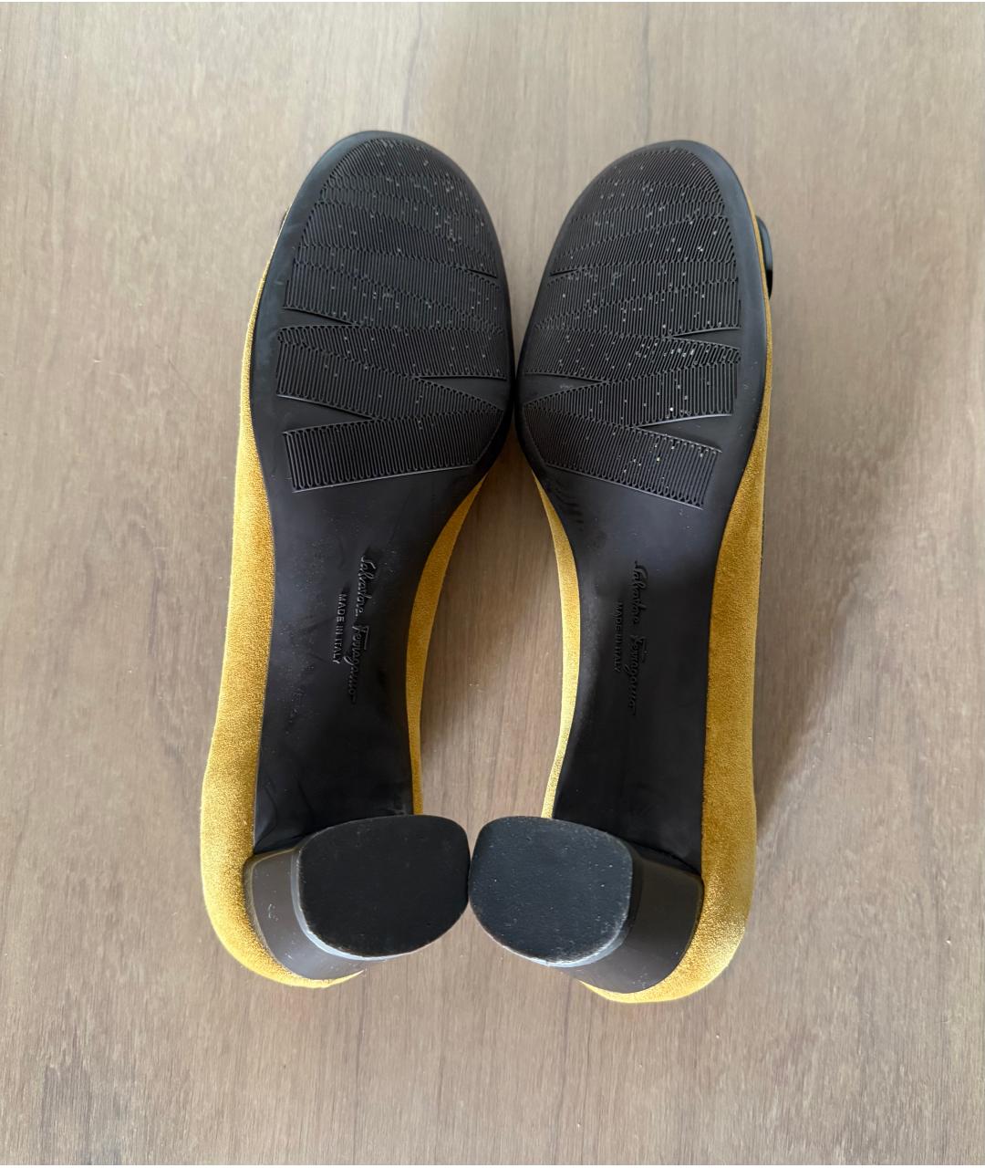 FERRAGAMO Желтые замшевые лодочки на низком каблуке, фото 5