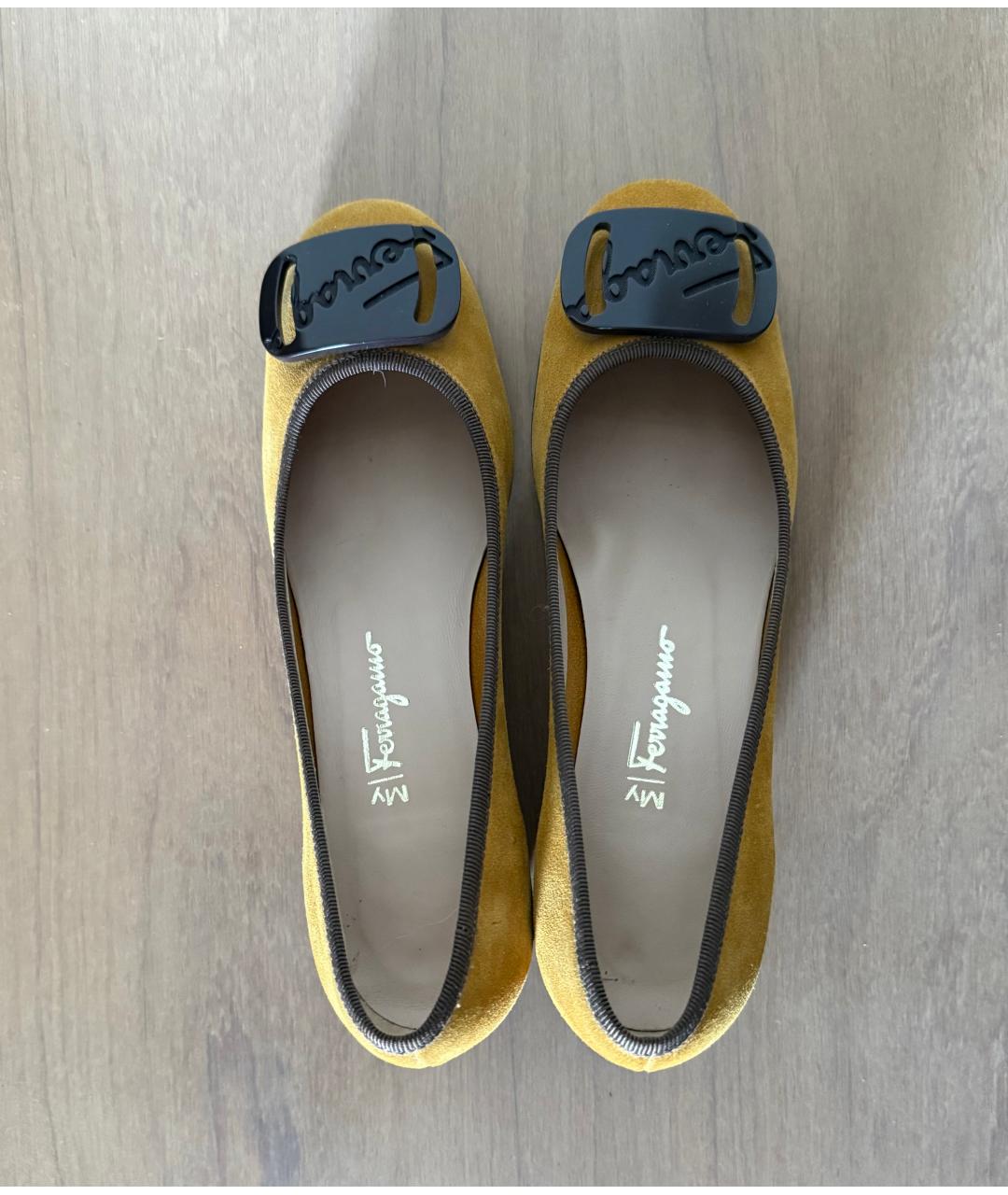FERRAGAMO Желтые замшевые лодочки на низком каблуке, фото 3