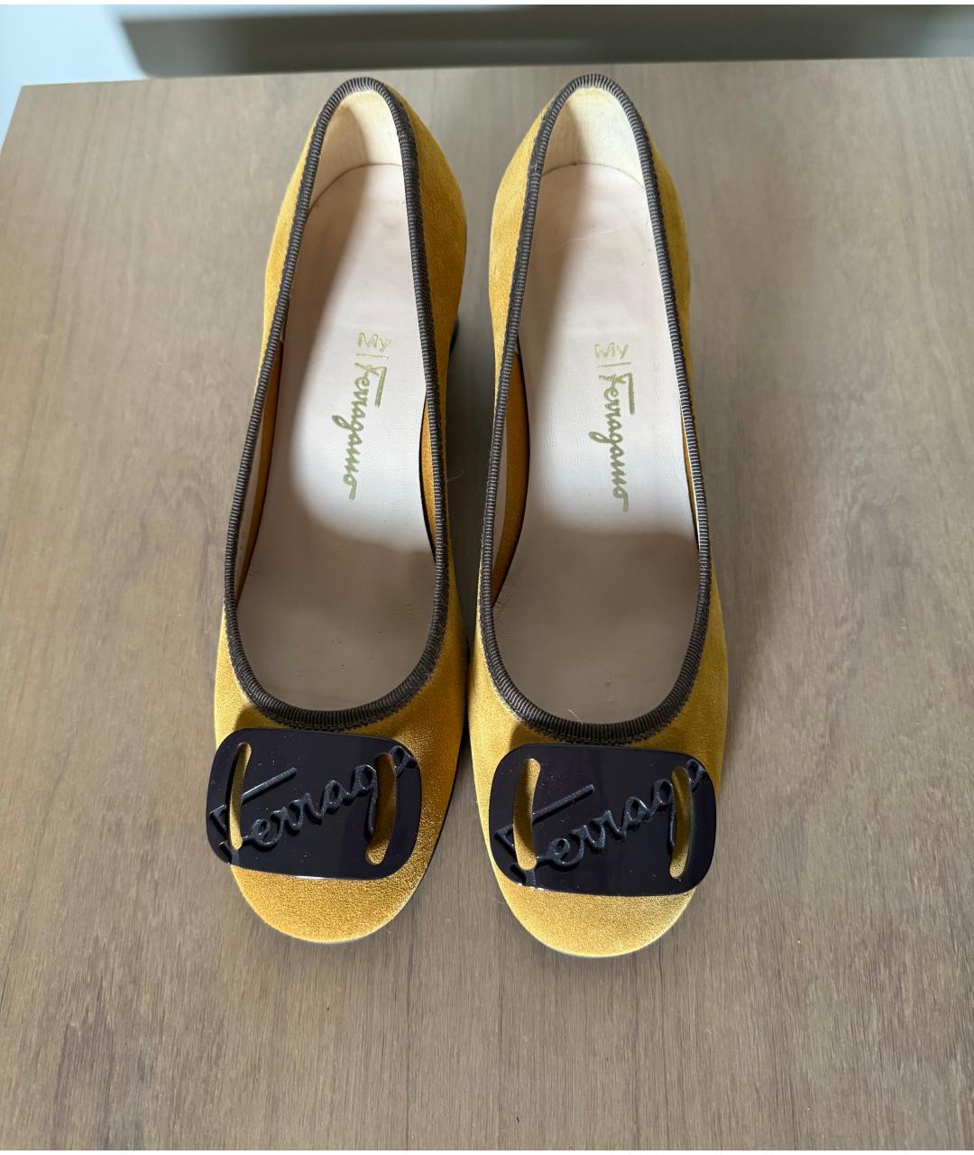 FERRAGAMO Желтые замшевые лодочки на низком каблуке, фото 2