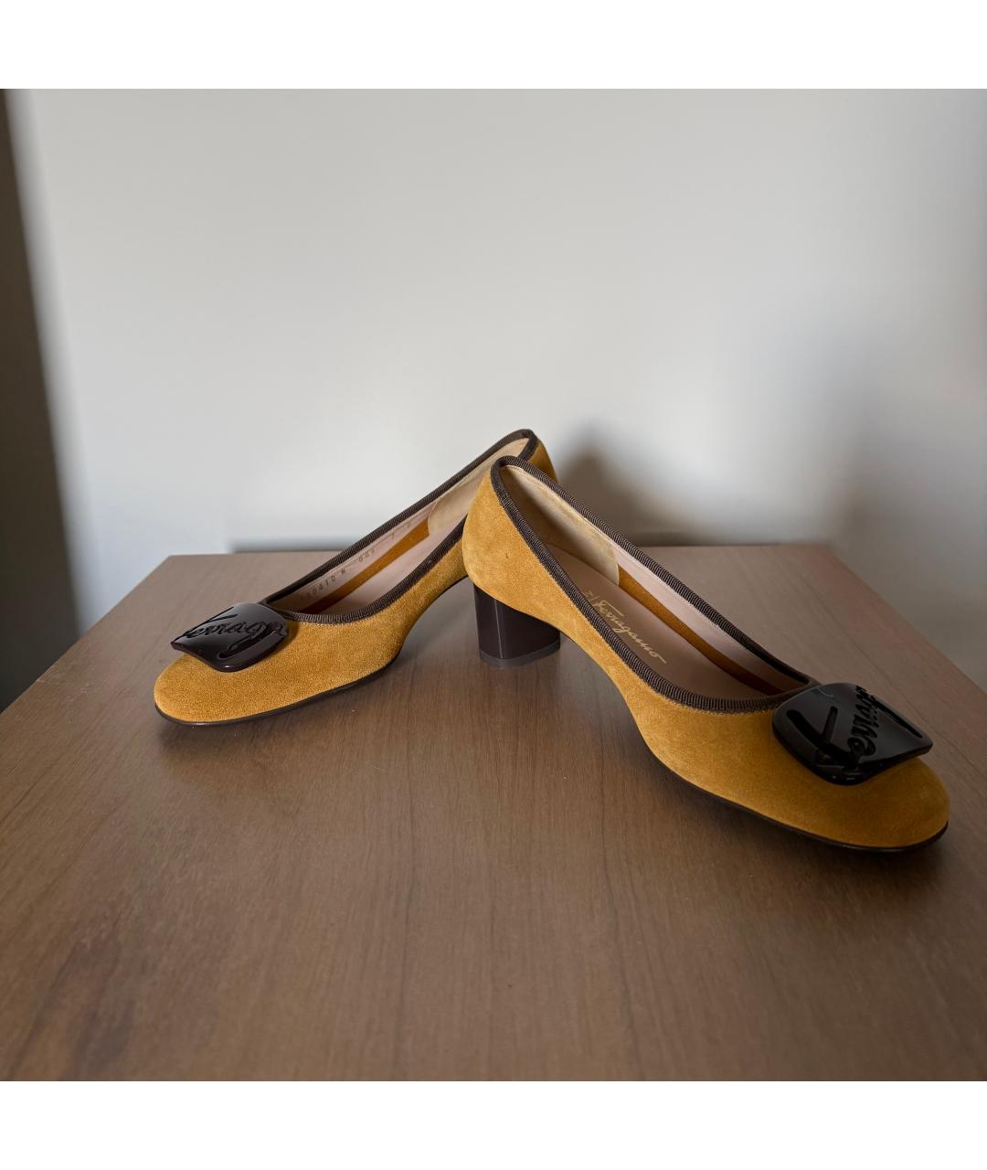 FERRAGAMO Желтые замшевые лодочки на низком каблуке, фото 6