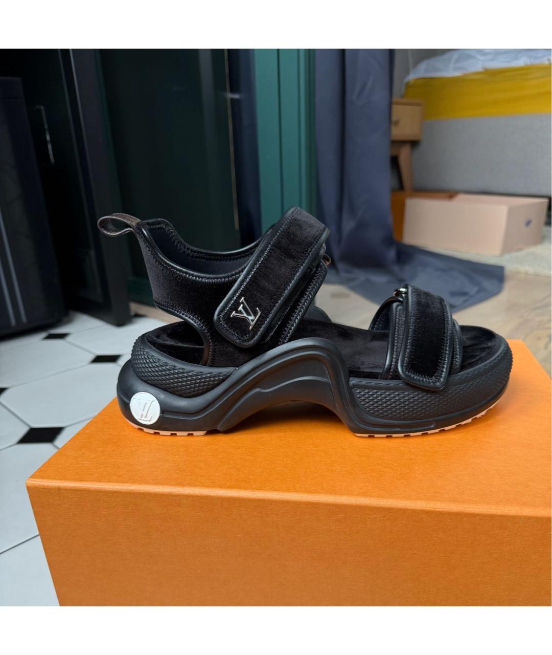 LOUIS VUITTON Черные бархатные сандалии, фото 7