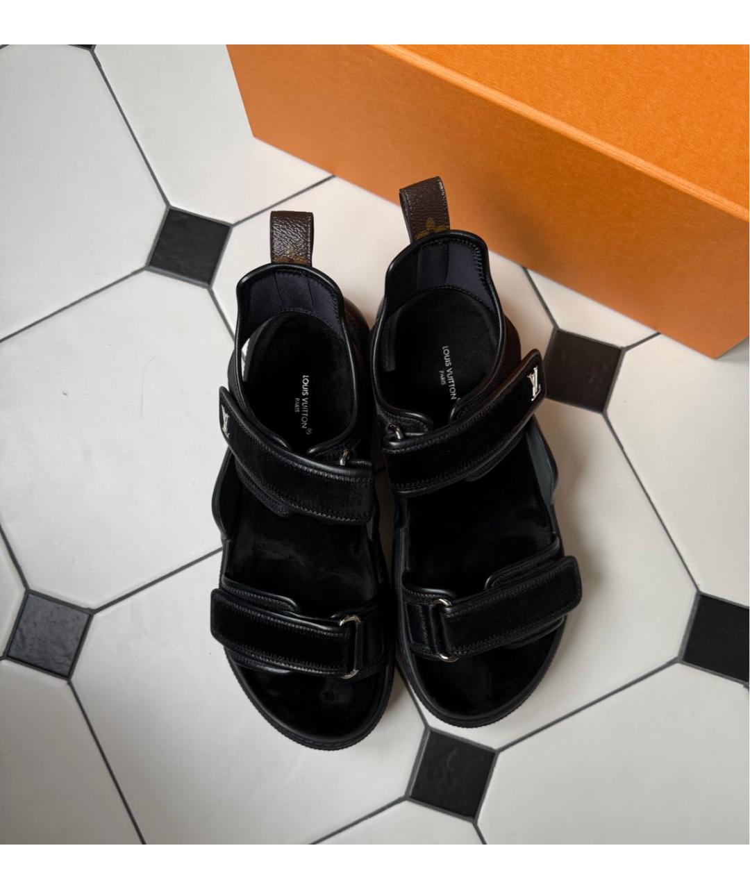 LOUIS VUITTON Черные бархатные сандалии, фото 2