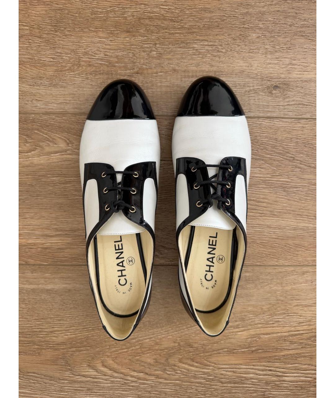 CHANEL Белые туфли из лакированной кожи, фото 3