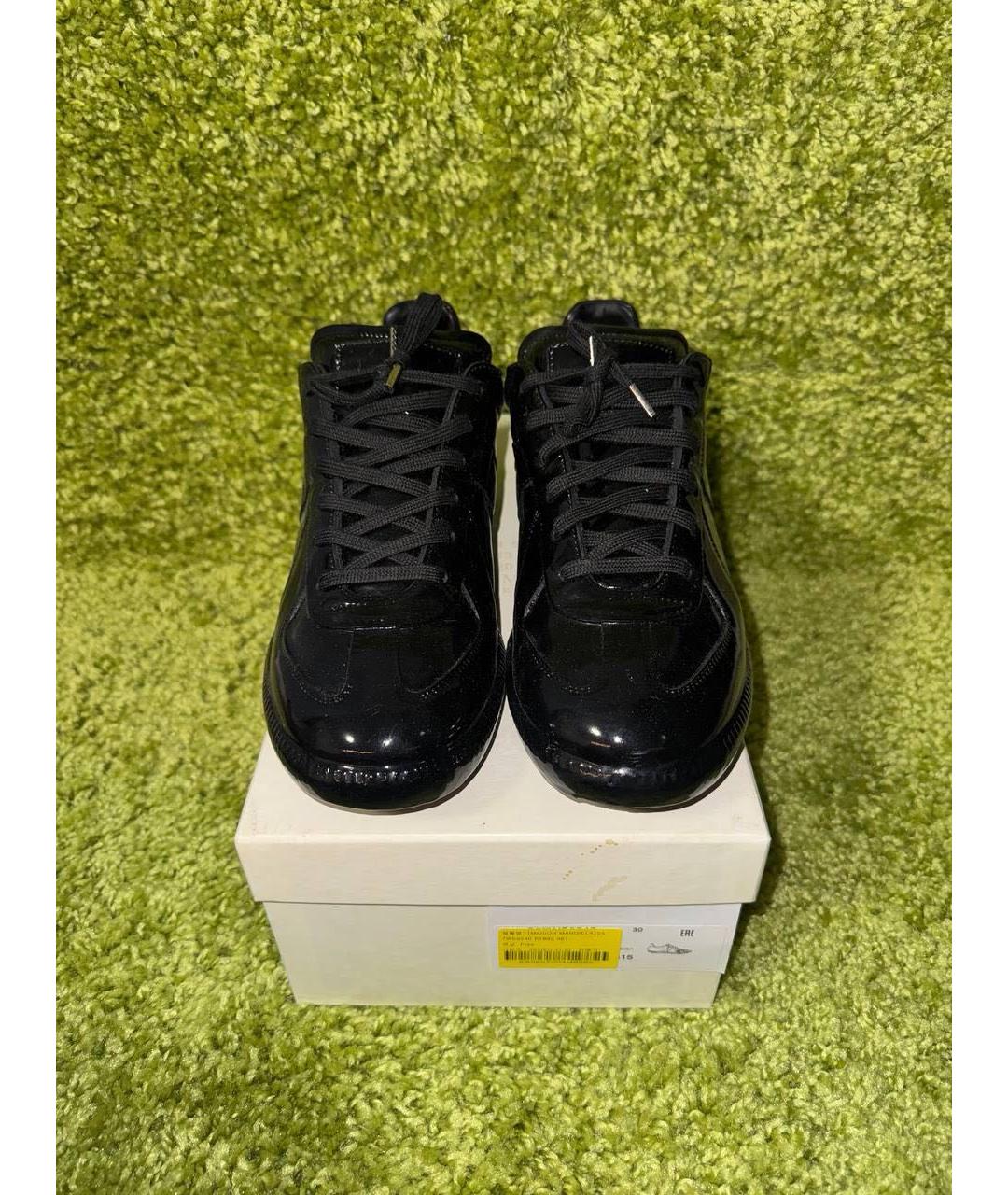 MAISON MARGIELA Черные низкие кроссовки / кеды из лакированной кожи, фото 2