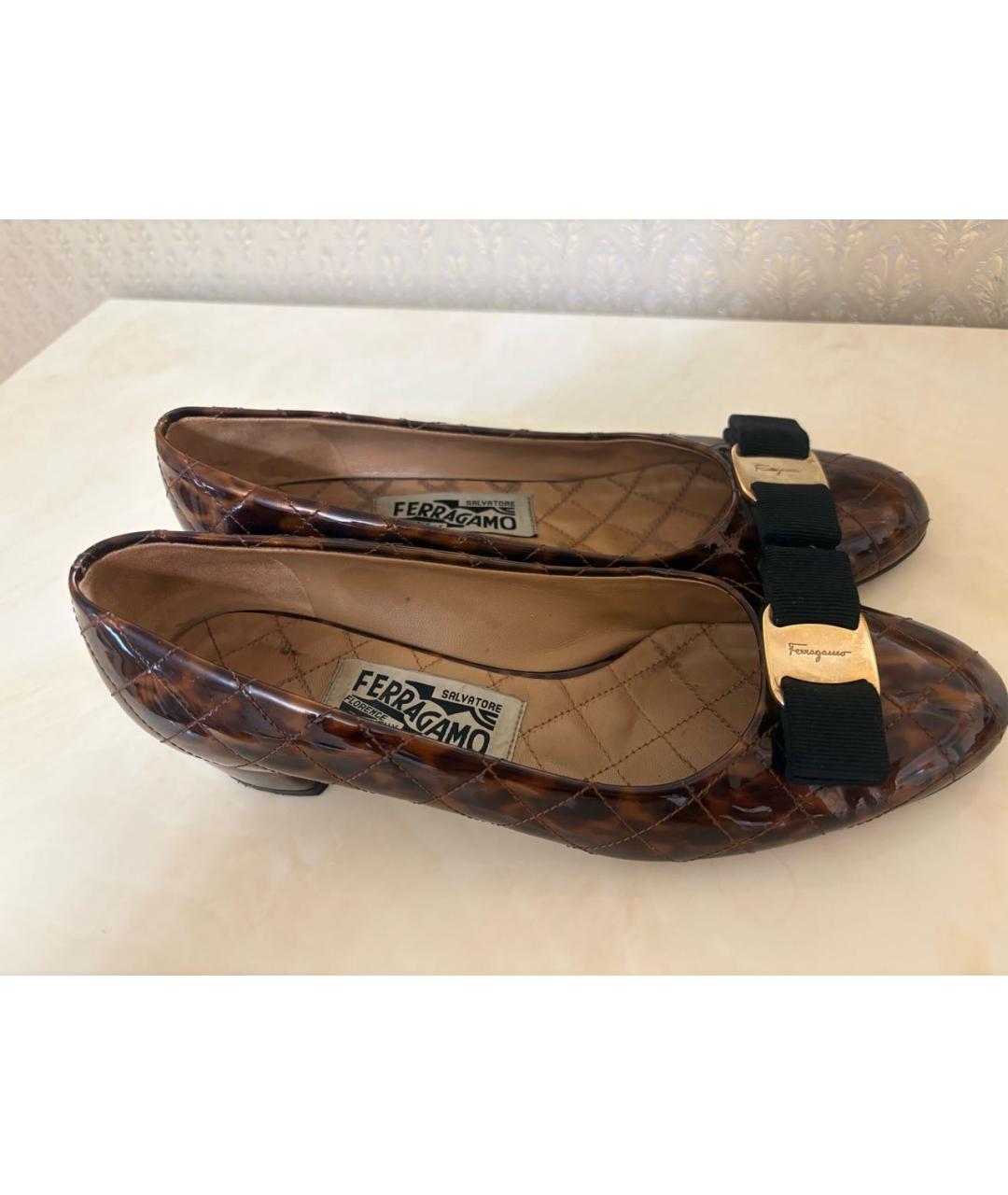 FERRAGAMO Коричневые туфли из лакированной кожи, фото 4