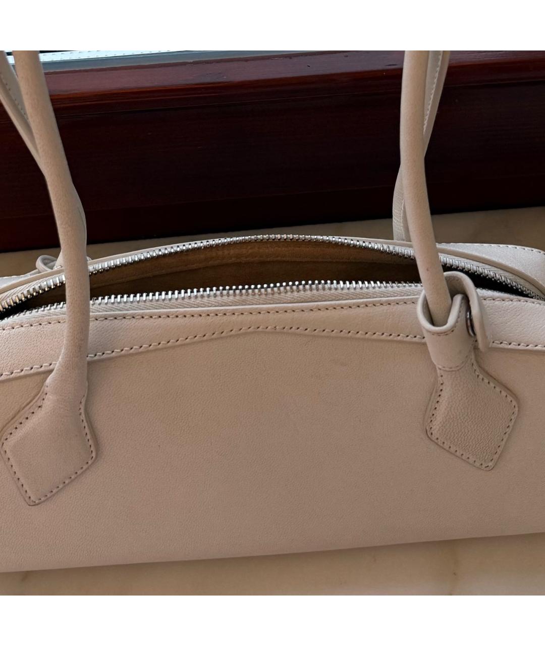 ALAIA Белая кожаная сумка с короткими ручками, фото 3