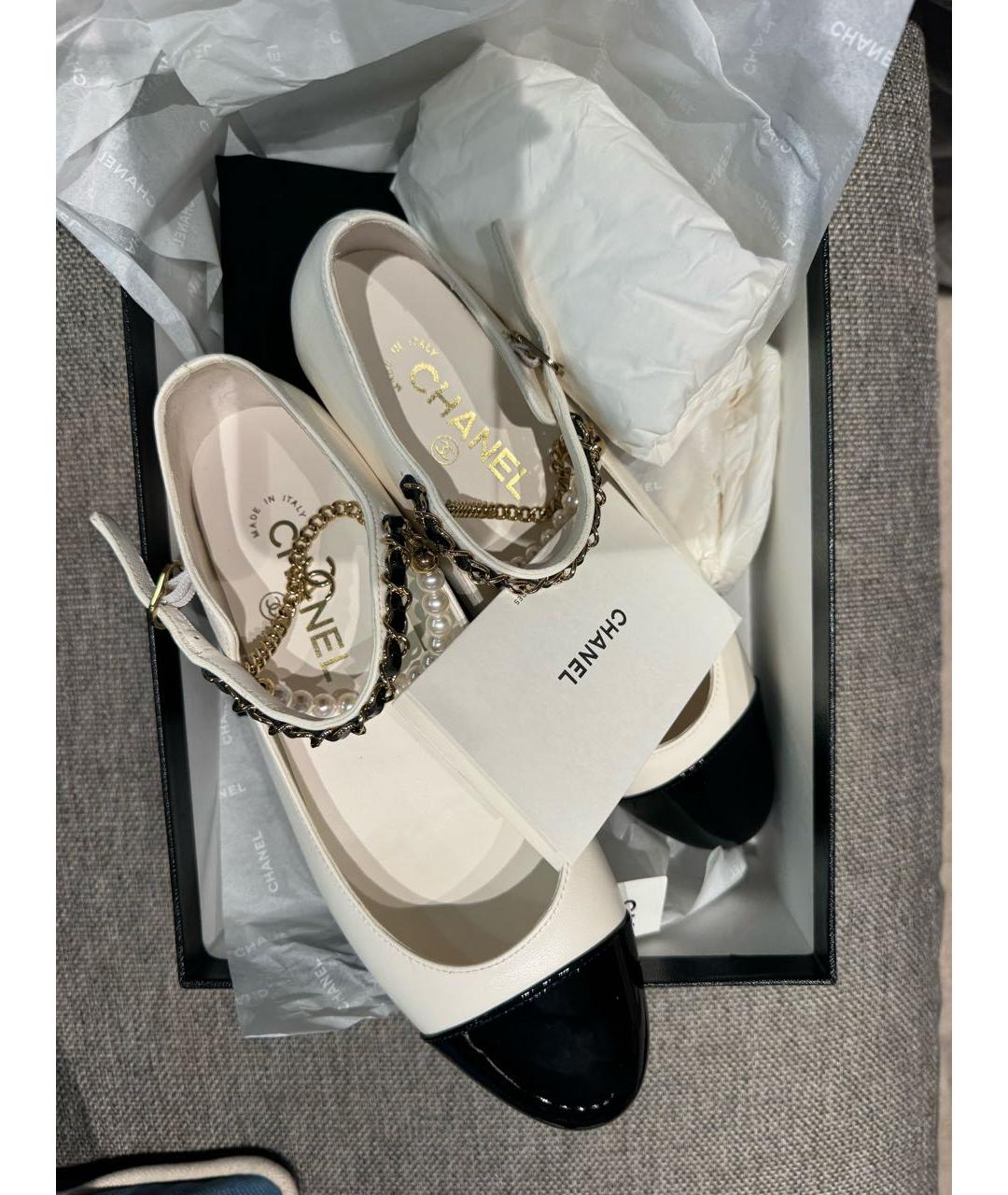 CHANEL Белые балетки из лакированной кожи, фото 4