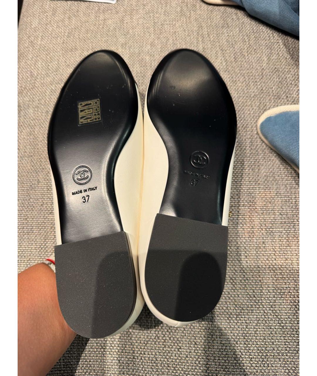 CHANEL Белые балетки из лакированной кожи, фото 6