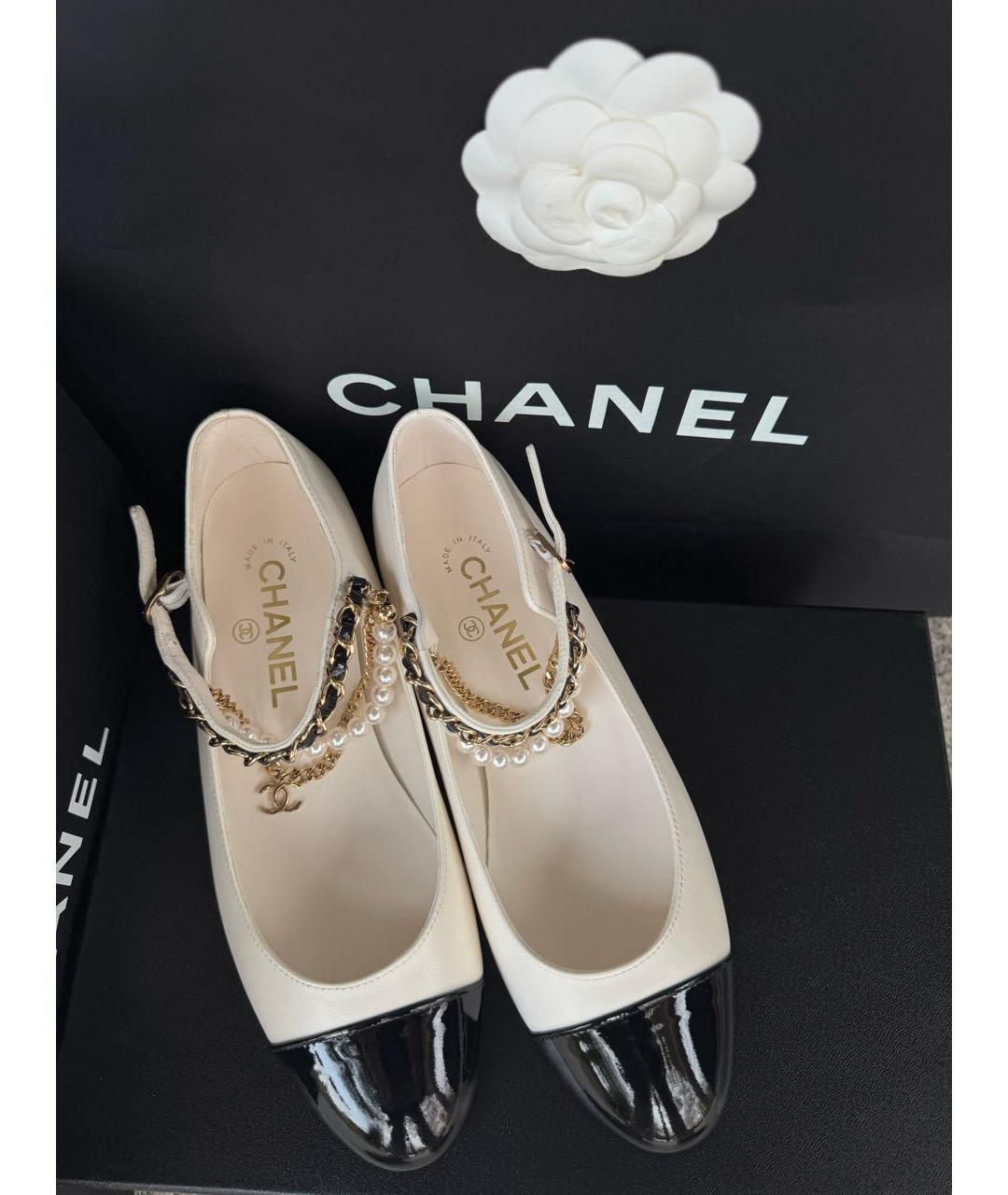 CHANEL Белые балетки из лакированной кожи, фото 2
