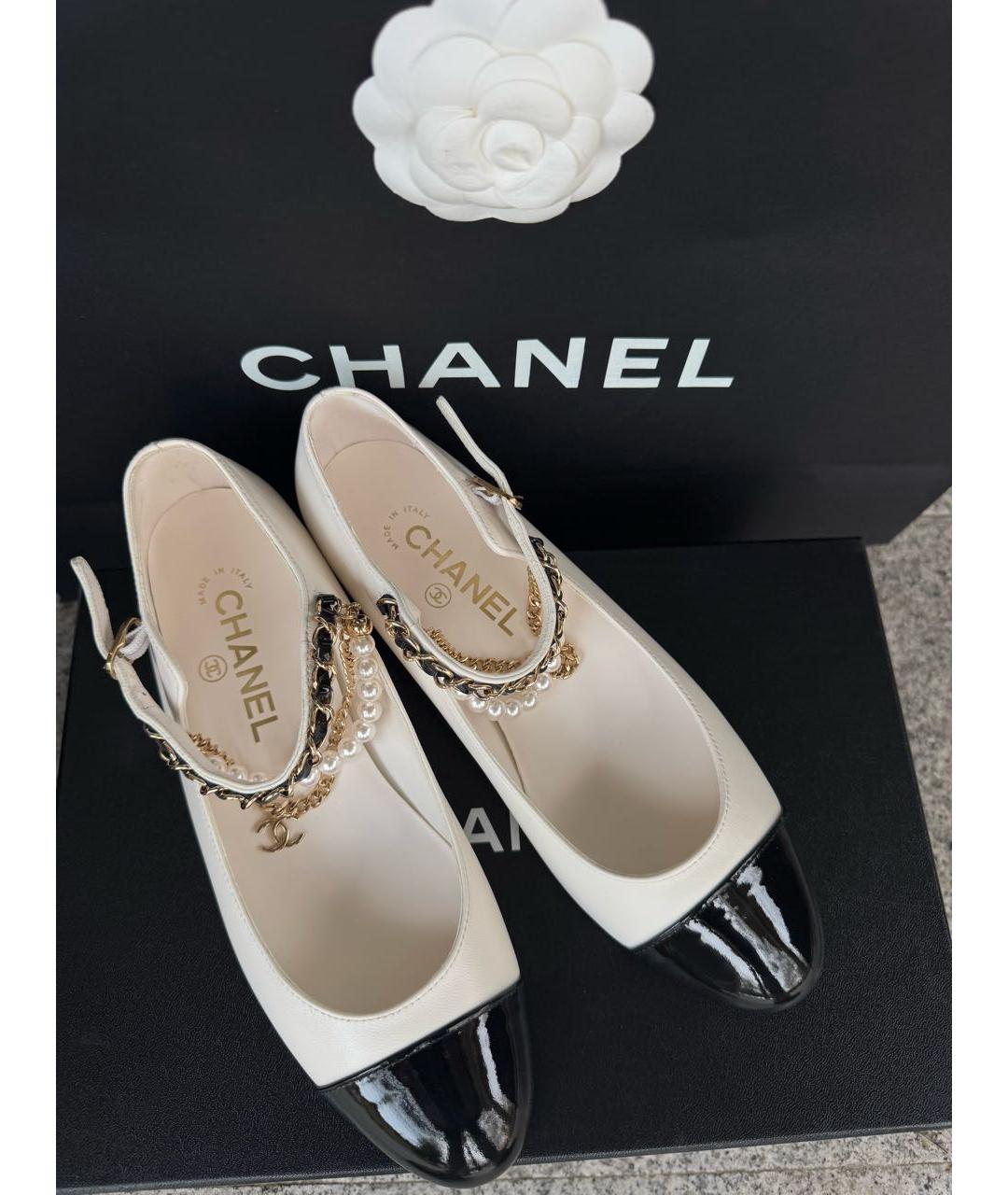 CHANEL Белые балетки из лакированной кожи, фото 9