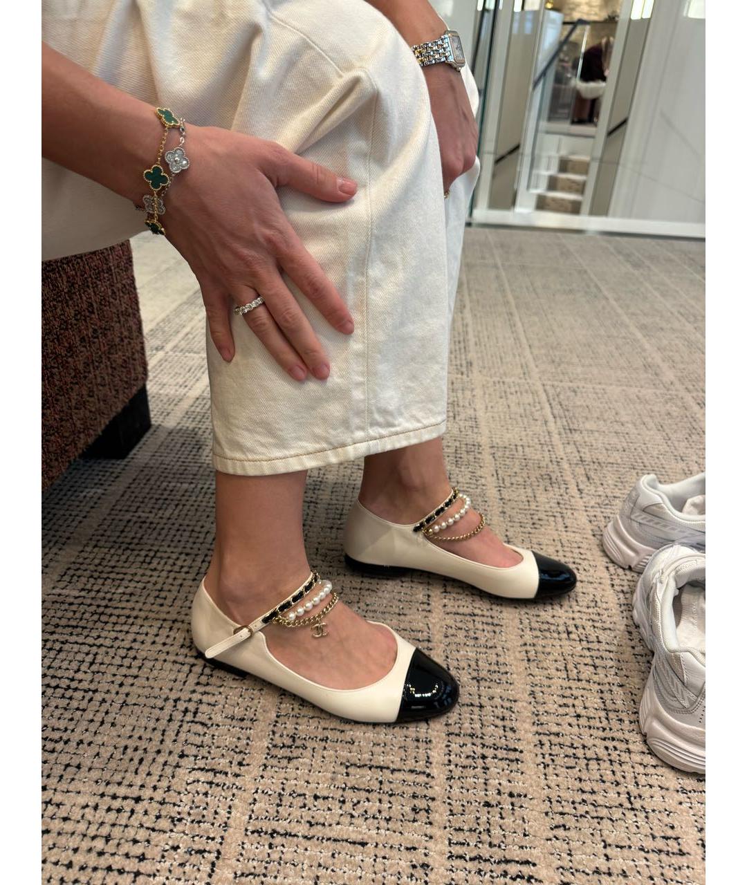 CHANEL Белые балетки из лакированной кожи, фото 8