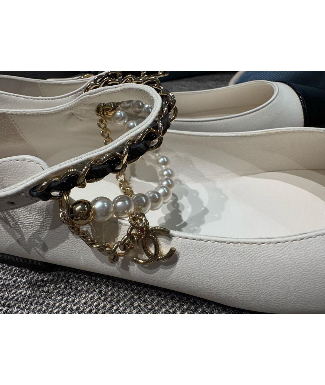 CHANEL Белые балетки из лакированной кожи, фото 5