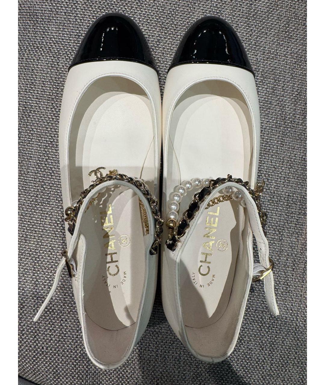 CHANEL Белые балетки из лакированной кожи, фото 3