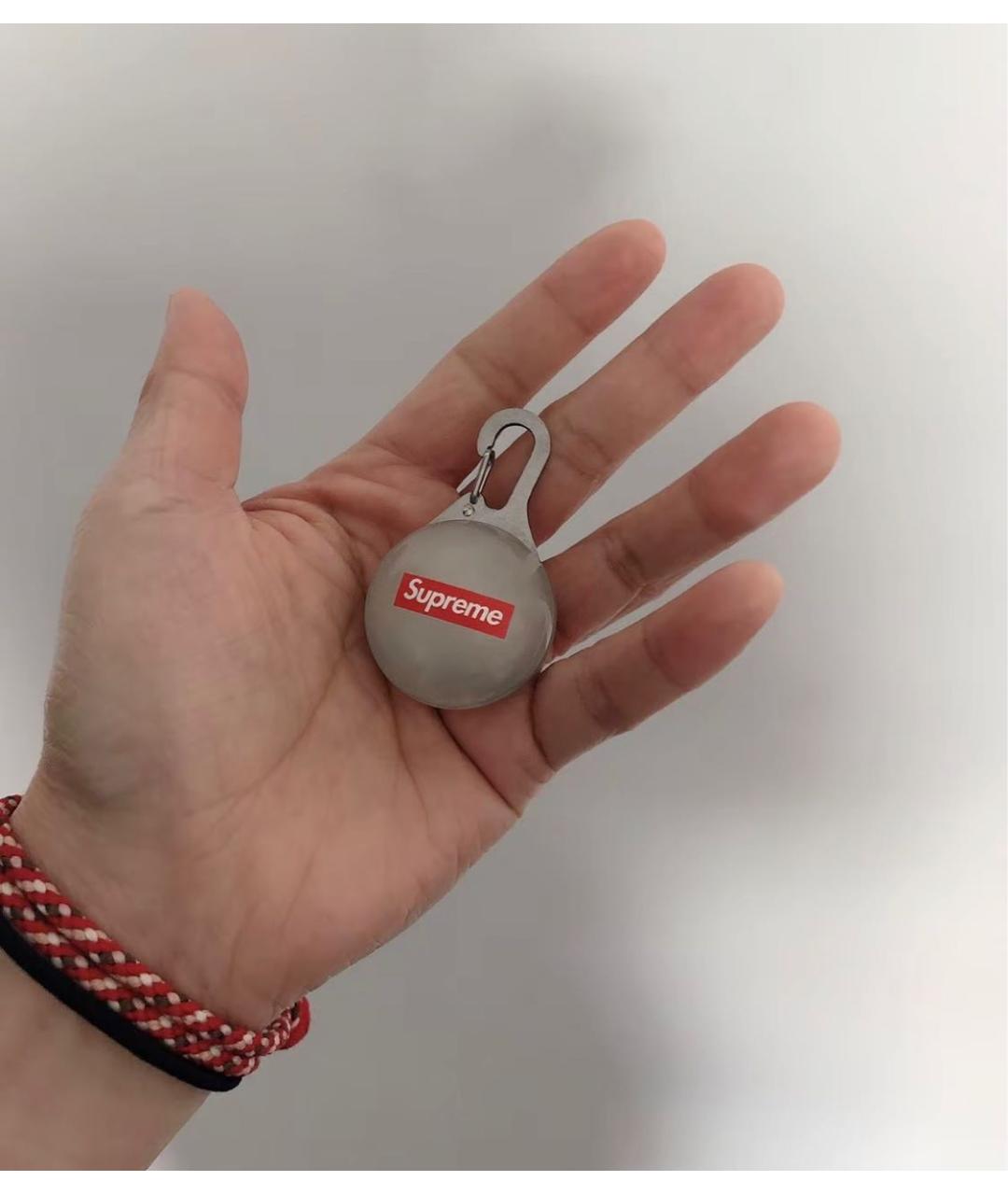 SUPREME Белый брелок, фото 3
