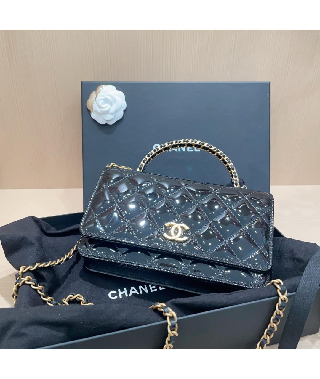 CHANEL Черная сумка через плечо из лакированной кожи, фото 5