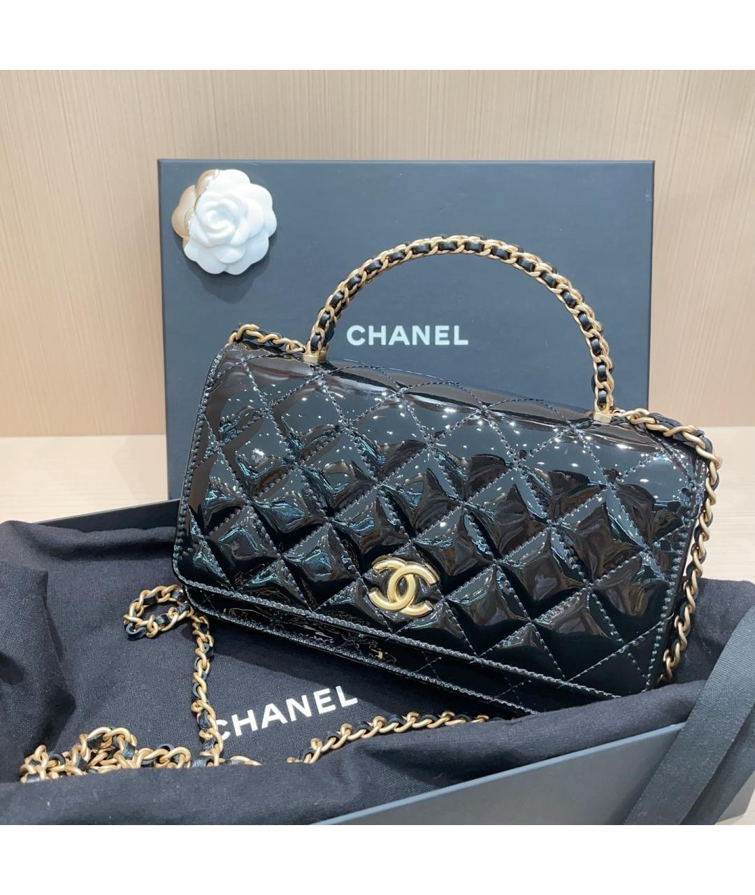 CHANEL Черная сумка через плечо из лакированной кожи, фото 3