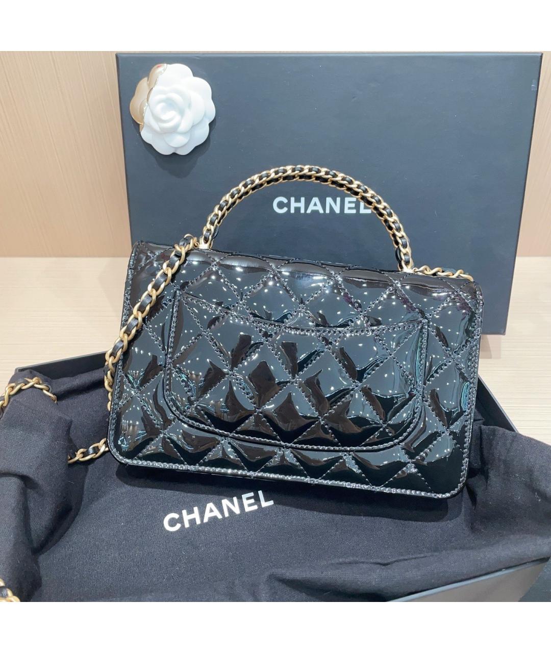 CHANEL Черная сумка через плечо из лакированной кожи, фото 2
