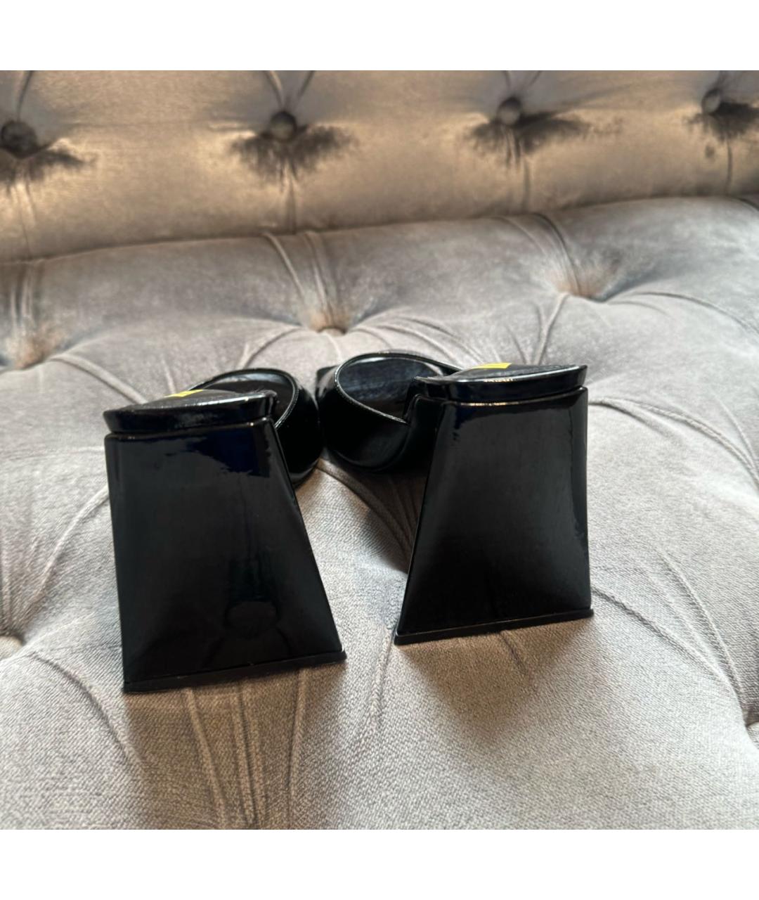 THE ATTICO Черные босоножки из лакированной кожи, фото 3