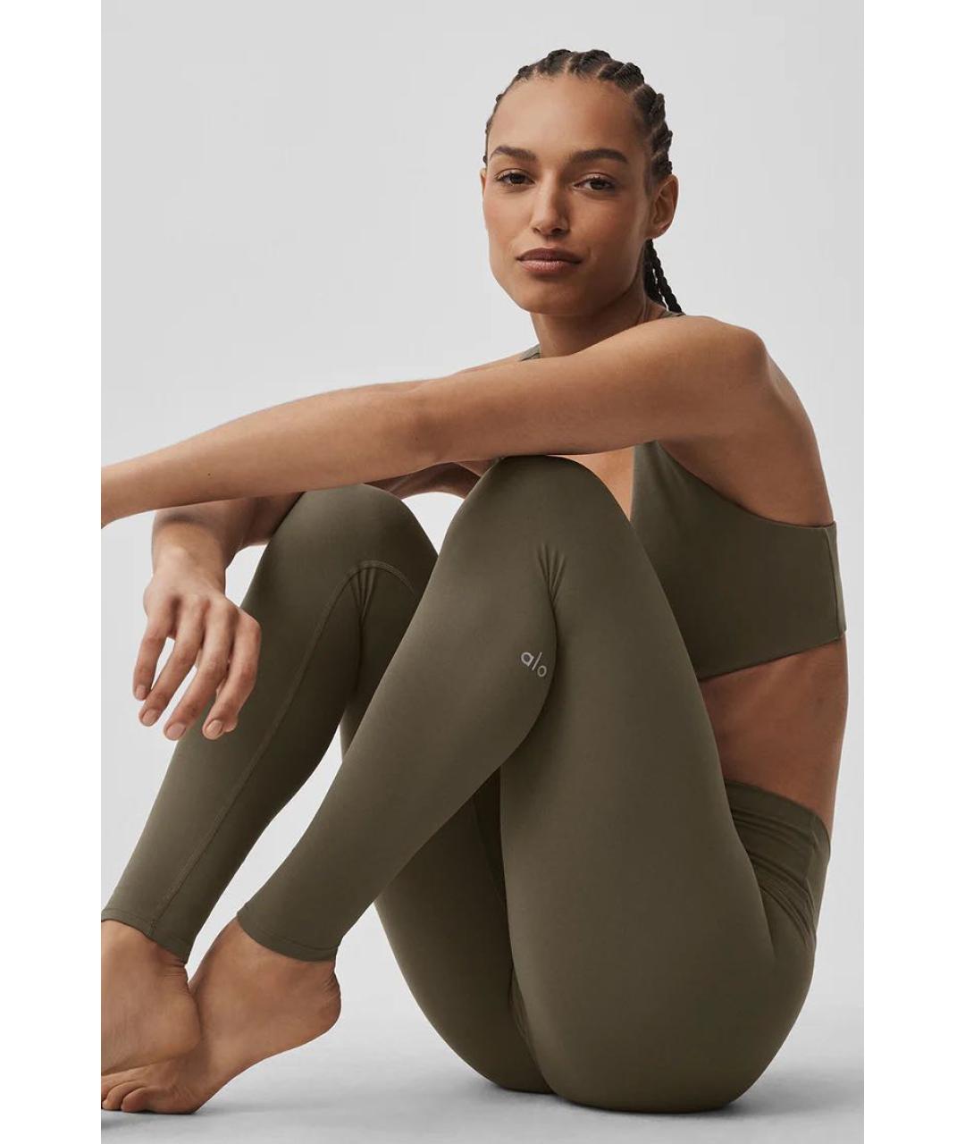 ALO YOGA Хаки спортивные брюки и шорты, фото 2