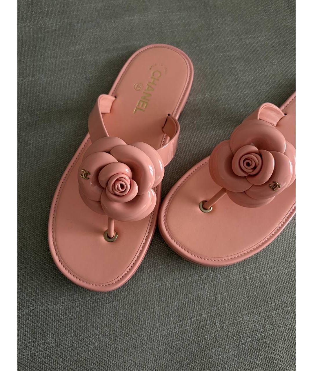 CHANEL Розовые шлепанцы из лакированной кожи, фото 3