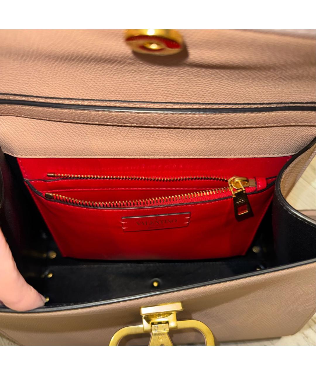 VALENTINO Бежевая кожаная сумка с короткими ручками, фото 4