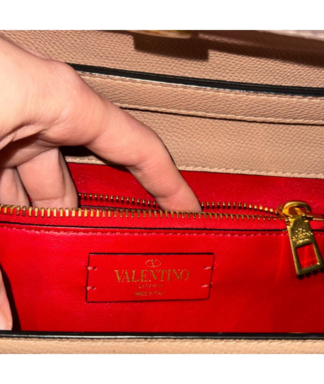 VALENTINO Бежевая кожаная сумка с короткими ручками, фото 8