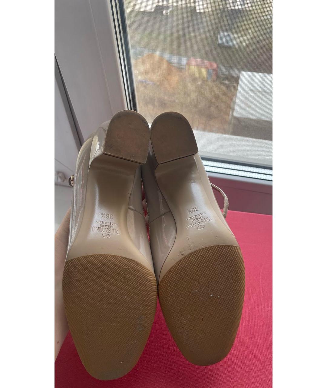VALENTINO Бежевые туфли из лакированной кожи, фото 3