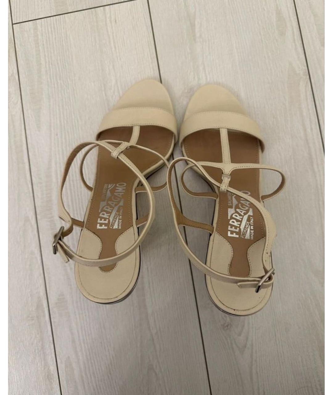 FERRAGAMO Бежевые кожаные босоножки, фото 3
