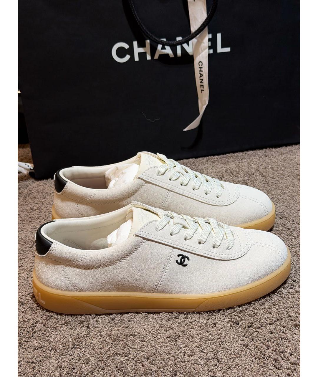 CHANEL Белые замшевые кеды, фото 2