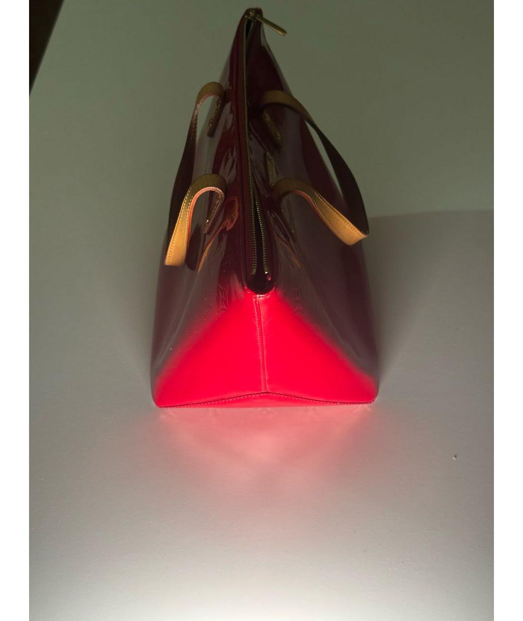 LOUIS VUITTON Красная сумка с короткими ручками из лакированной кожи, фото 3