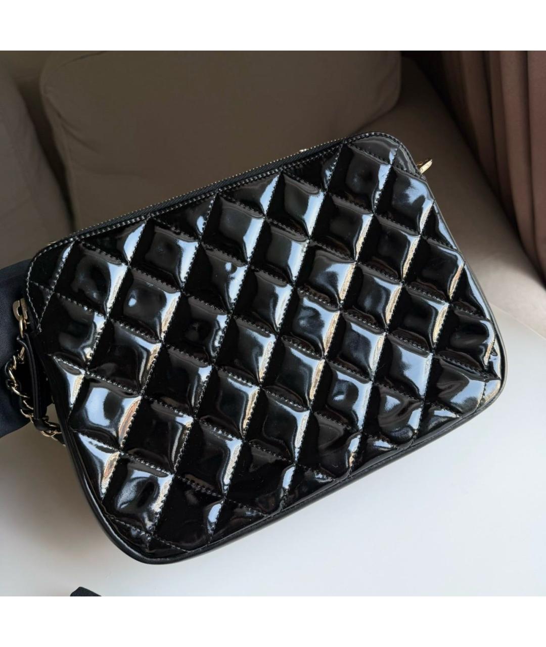 CHANEL Черная сумка через плечо из лакированной кожи, фото 4