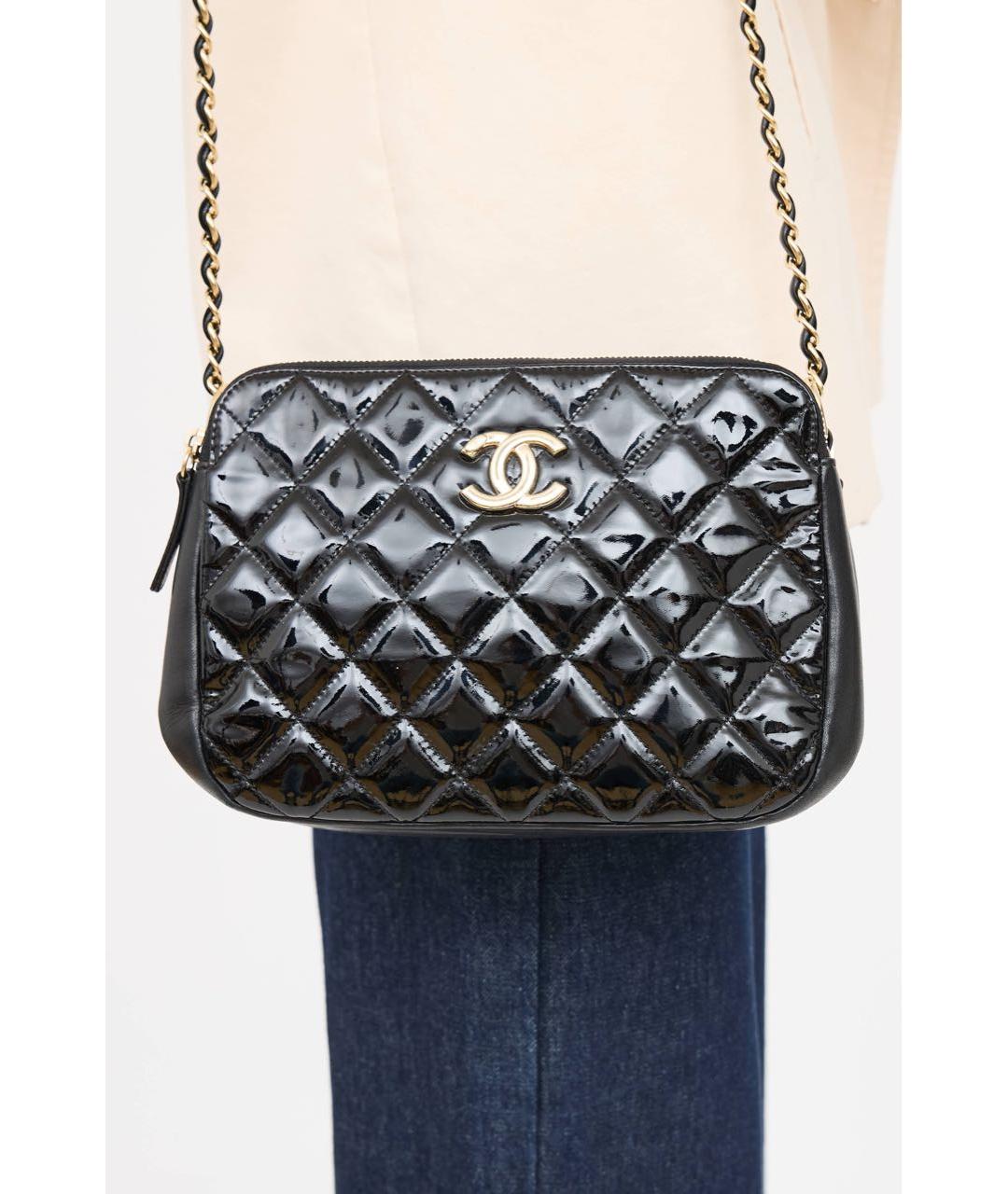 CHANEL Черная сумка через плечо из лакированной кожи, фото 8