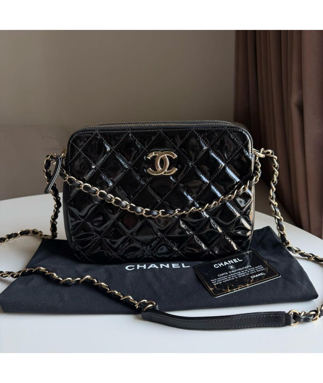 CHANEL Черная сумка через плечо из лакированной кожи, фото 2