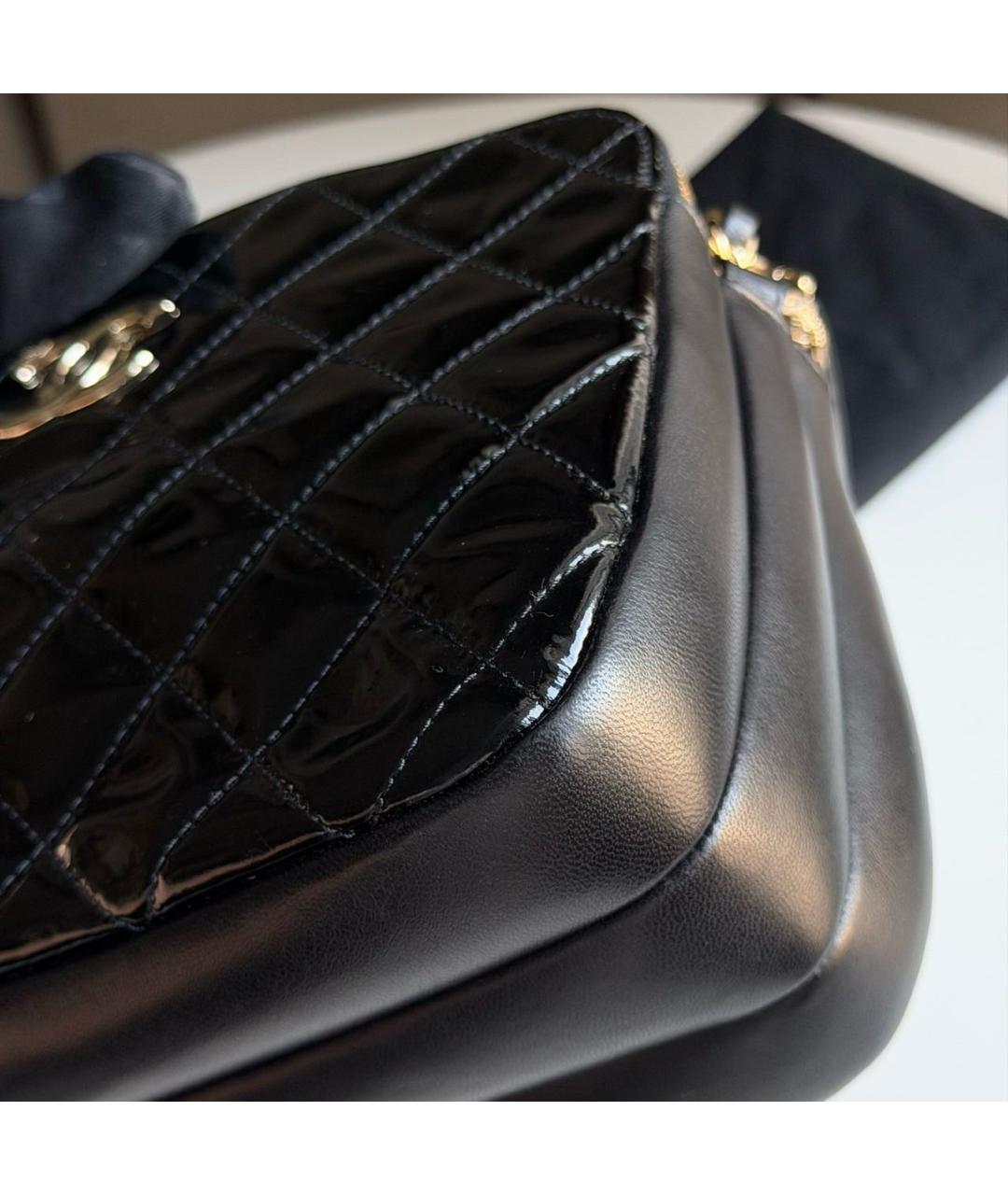CHANEL Черная сумка через плечо из лакированной кожи, фото 5