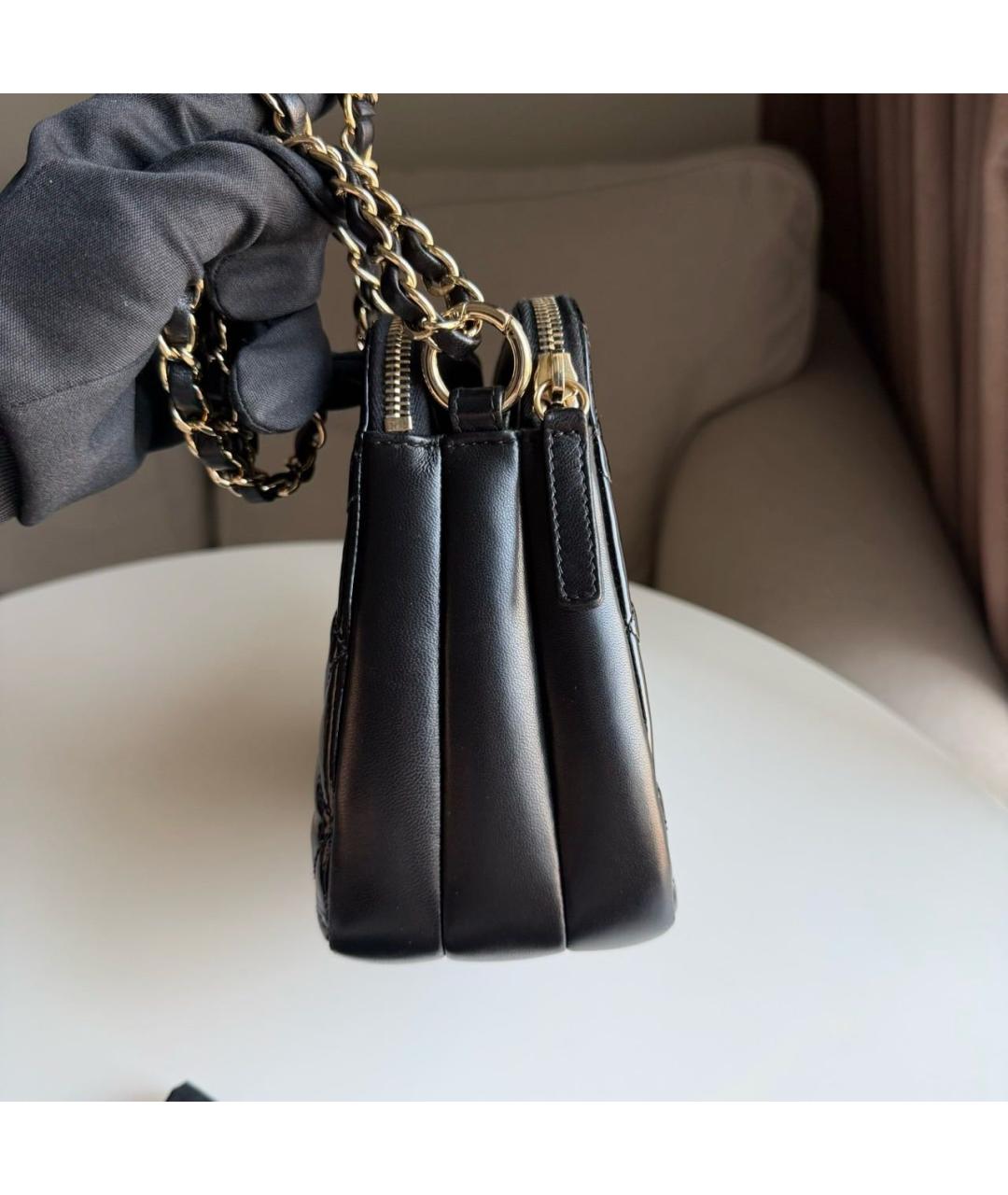 CHANEL Черная сумка через плечо из лакированной кожи, фото 3