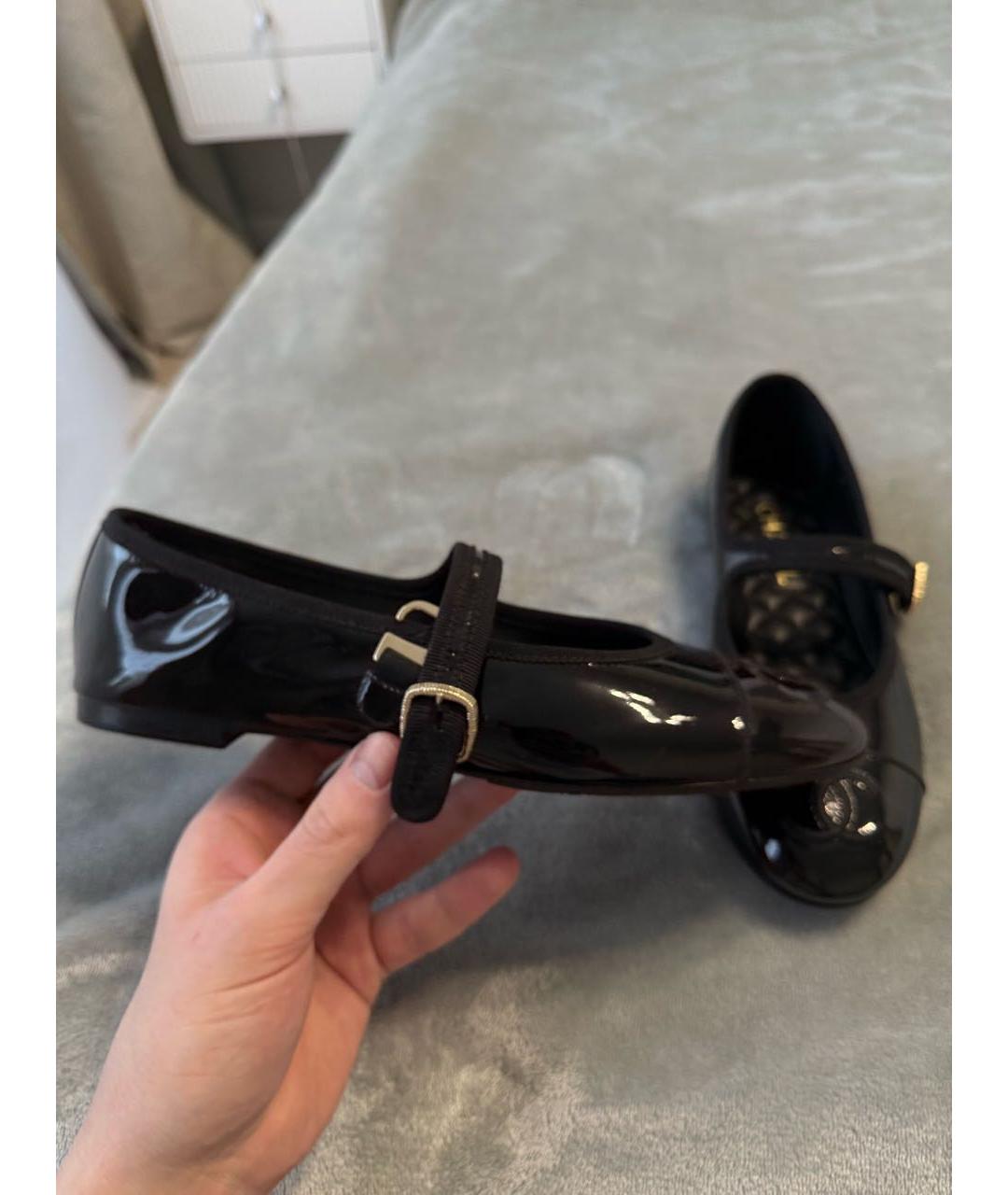 CHANEL Черные балетки из лакированной кожи, фото 8